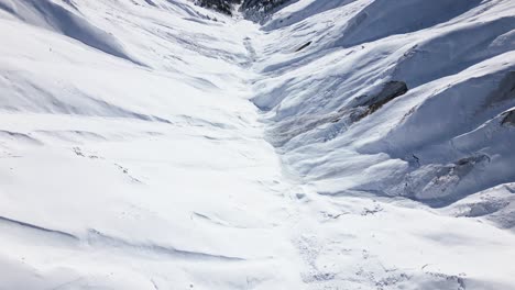 Hermosa-Vista-Sobre-Montañas-Cubiertas-De-Nieve-Y-Un-Cielo-Azul