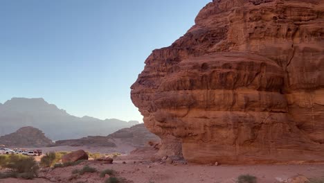 formación rocosa humana en el vasto desierto de wadi rum, jordania