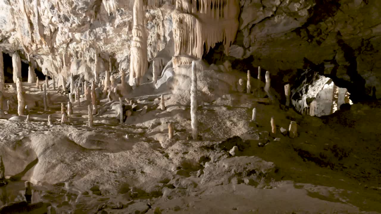 panorámica interior de las cuevas de postojna sobre estalagmitas estalactitas