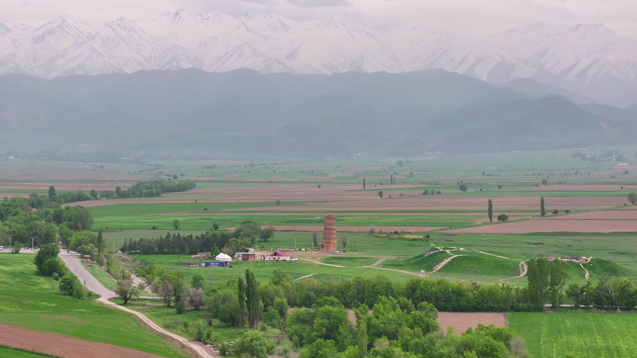 Burana Tower, panoramica con drone con sfondo di montagne innevate. Punto di riferimento del Kirghizistan. Viaggi