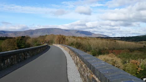 ウォーターフォード・グリーンウェイ (waterford greenway) のキルマクトマス・バイアダクト (kilmacthomas viaduct) からコメラ・マウンテンズ (comeragh mountains) へ