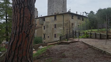 Torres-En-El-Centro-Histórico-De-San-Gimignano,-Conocida-Como-La-Ciudad-De-Las-Torres-Finas,-En-Toscana,-Italia.