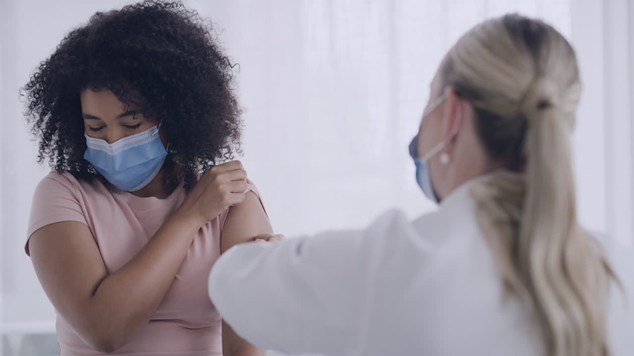 mujer con una vacunación exitosa contra la covid