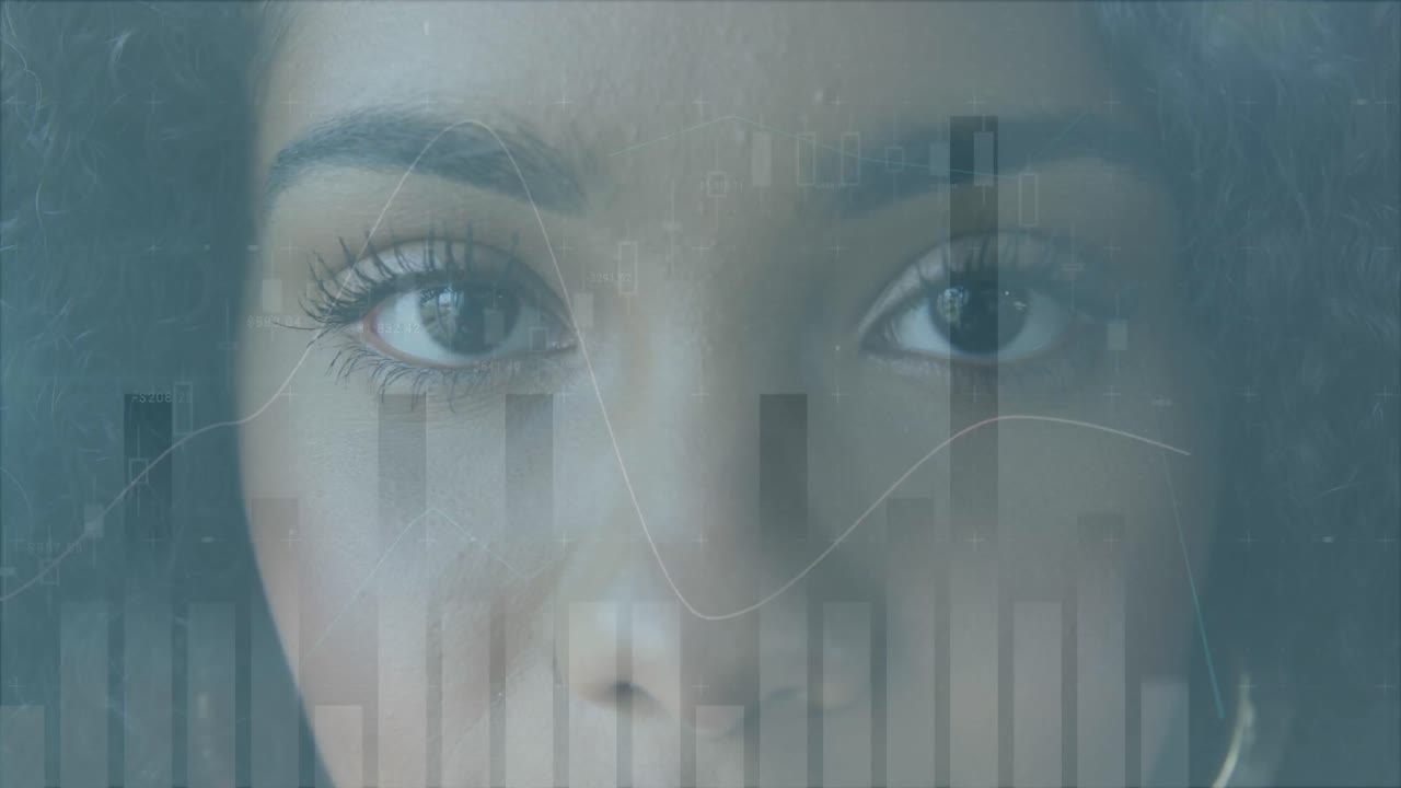 animazione di più grafici che si muovono su un ritratto in primo piano di una donna biraciale che lampeggia gli occhi.