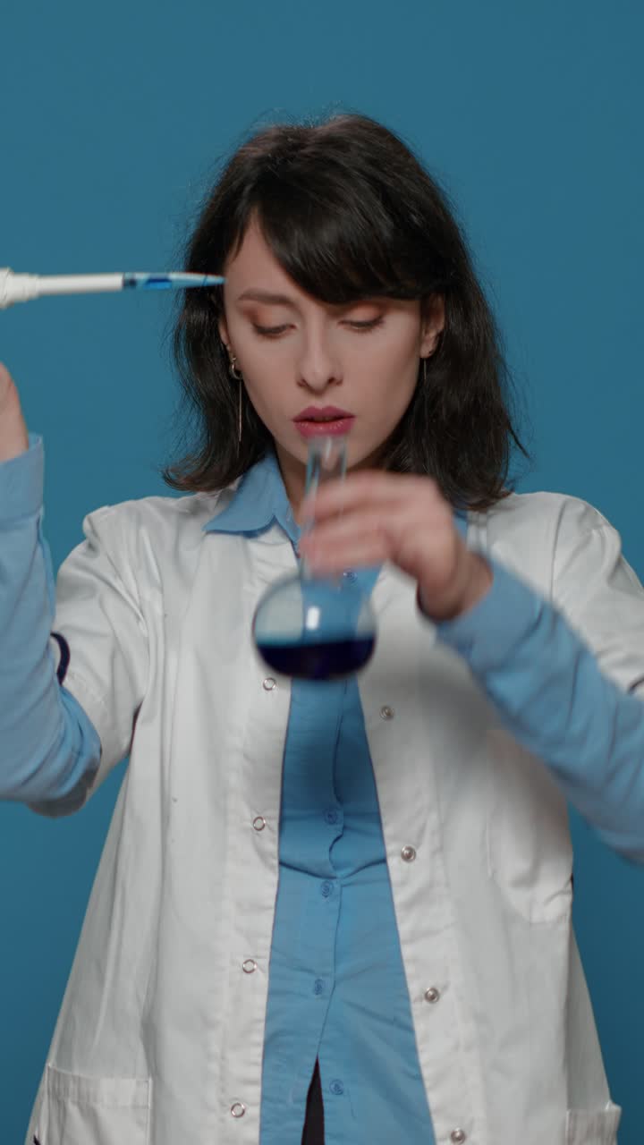 científico que hace investigación en el laboratorio