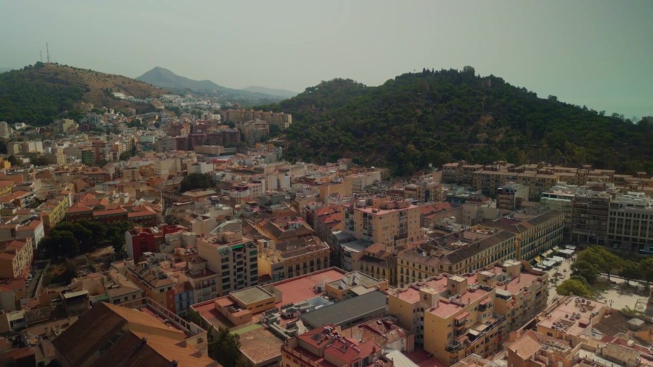 Vue aérienne de la ville de Malaga avec forteresse historique et collines verdoyantes