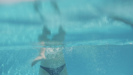 fotografía submarina de la familia divirtiéndose en las vacaciones de verano jugando en una cama de aire inflable en la piscina