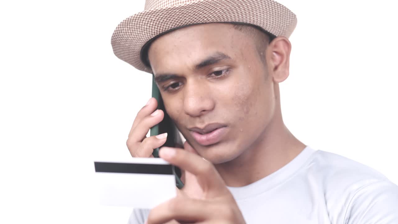 전화로 신용카드로 지불하는 남자