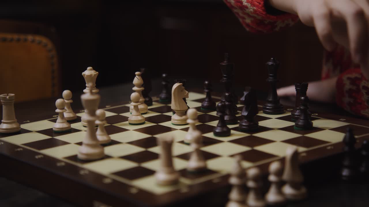 человек, играющий в шахматы