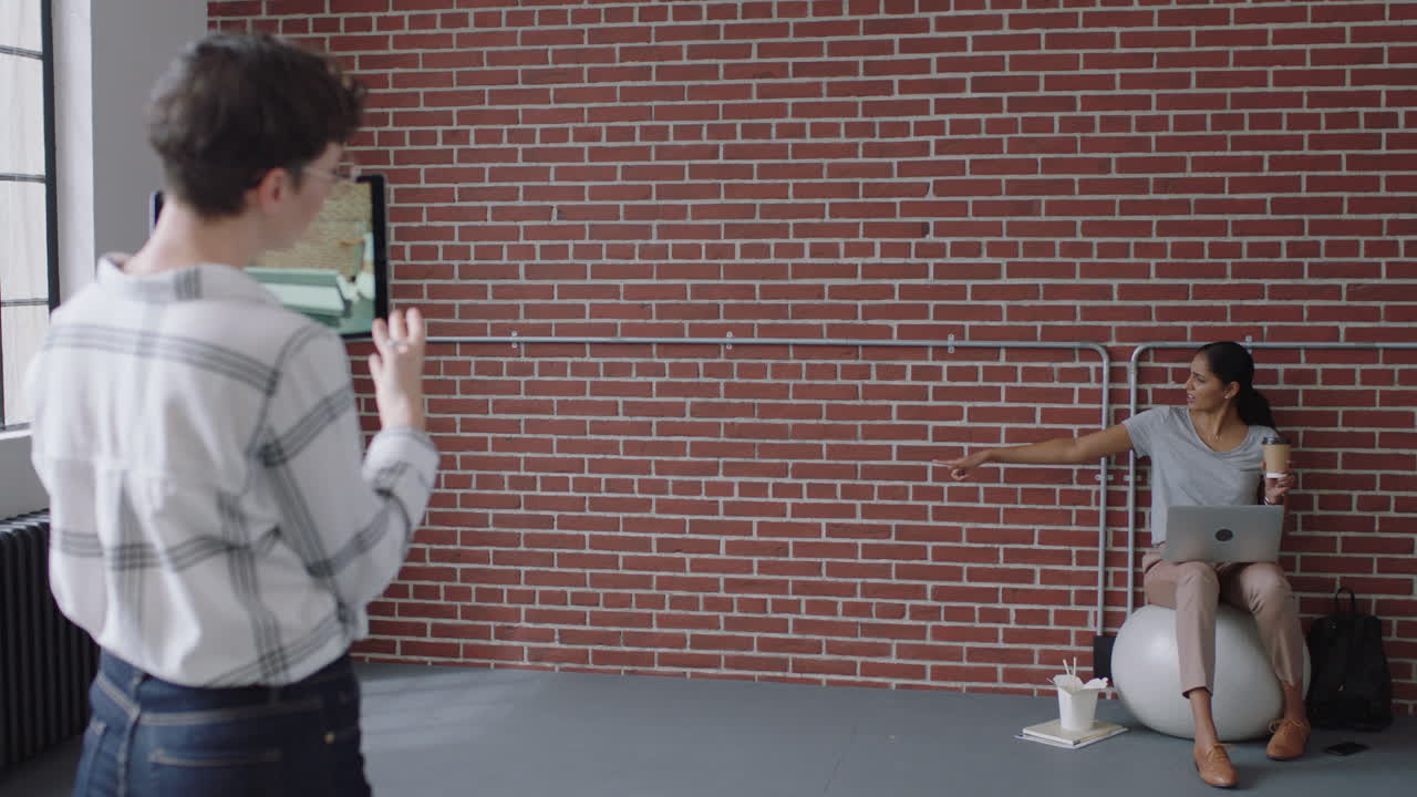 카우카시안 사업가 인테리어 디자이너들이 태블릿 컴퓨터 3d 디자인 소프트웨어를 사용하여 스크린에서 사무실 작업장 레이아웃을 계획하고 혁신적인 기술을 즐기는 친구들이 미래 아파트를 계획합니다.