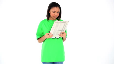 activista ambientalista sonriente contento leyendo una revista