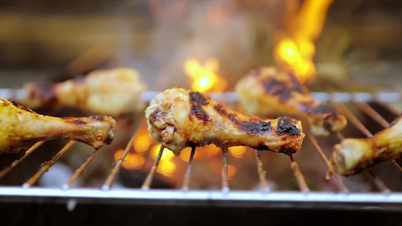 Pollo alla griglia cotto sul fuoco