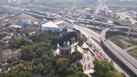 toma panorámica aérea de 4k del museo erawan y un cruce de carreteras en la provincia de samut prakan, bangkok, tailandia