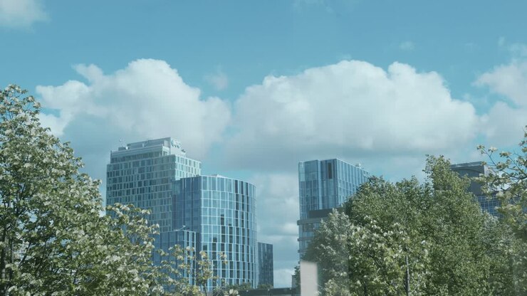 Hermoso timelapse mostrando el horizonte de altos edificios en el distrito financiero de Ámsterdam, ubicado al sur de la ciudad, también conocido como WTC Zuid.