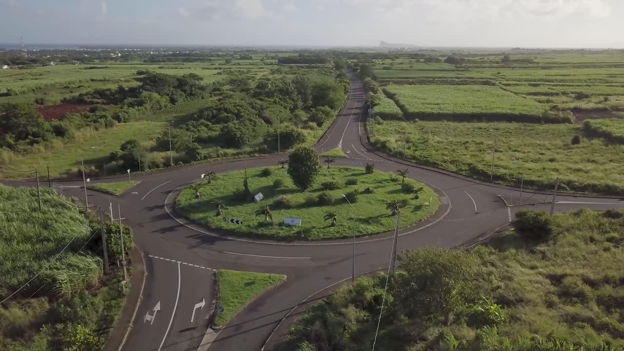 모리셔스의 코로나19 봉쇄로 인해 교통량이 없는 대형 빈 원형 교차로