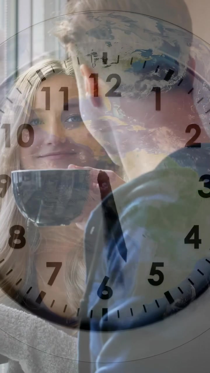 Video vertical: Hombre compartiendo una taza cerca de la ventana, mujer bebiendo mientras un reloj superpuesto avanza, representando un estilo de vida.