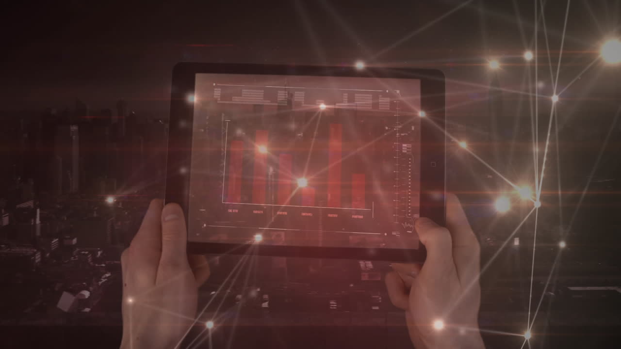 hombre usando una computadora tablet con conexiones de luz animadas en primer plano