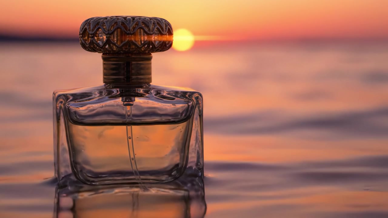 Un'accattivante riflessione di serenità: una bottiglia di profumo dal design elegante che risplende contro il tramonto su una superficie d'acqua calma, evocando lusso e tranquillità.