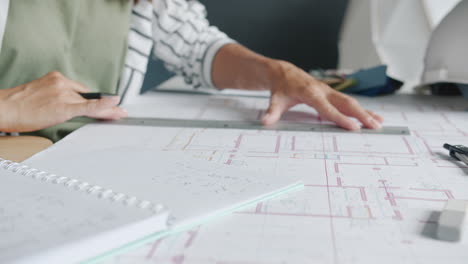 arquitecto trabajando en planos de casas
