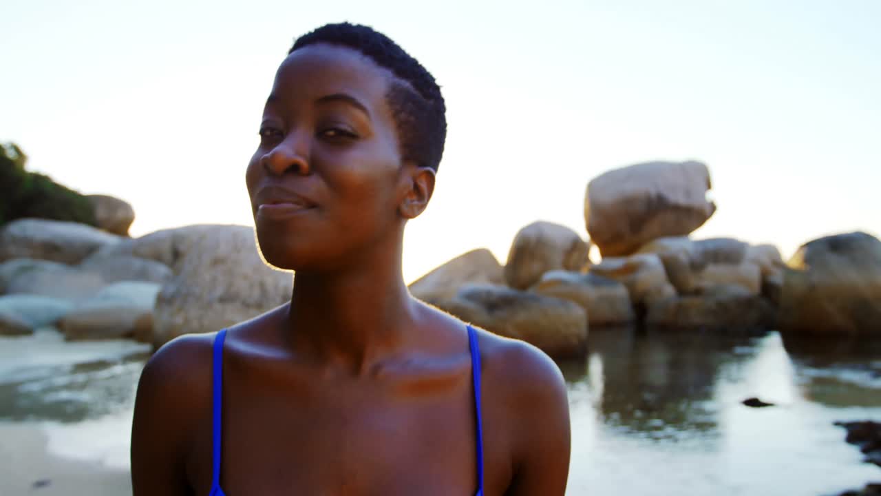 женщина, идущая по пляжу 4к