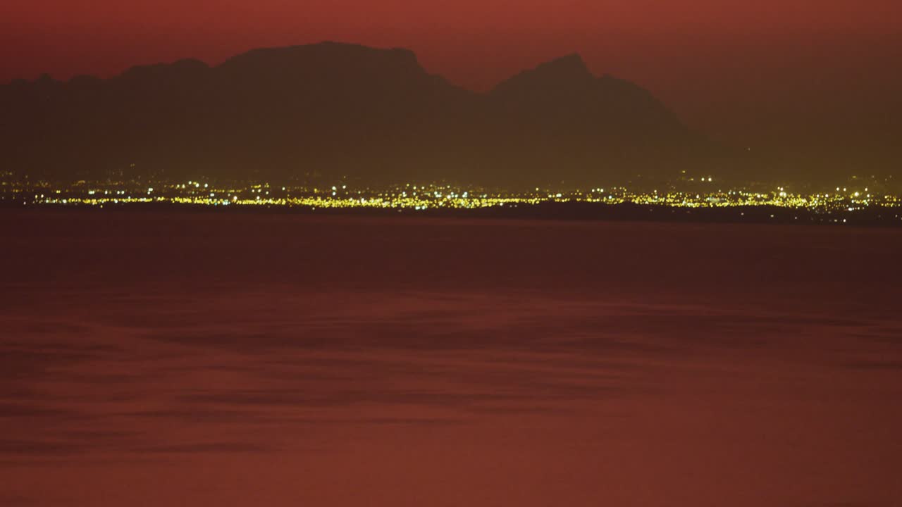 video de la hermosa vista del atardecer sobre la ciudad en la costa