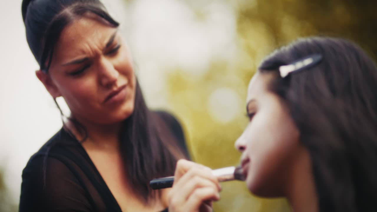 artista de maquillaje aplicando maquillaje a un modelo