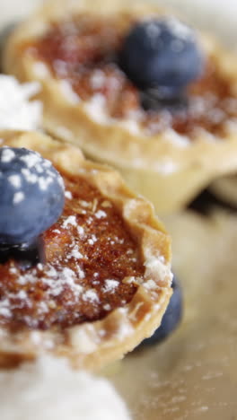 primer plano de la tarta dispuesta en la bandeja de servicio