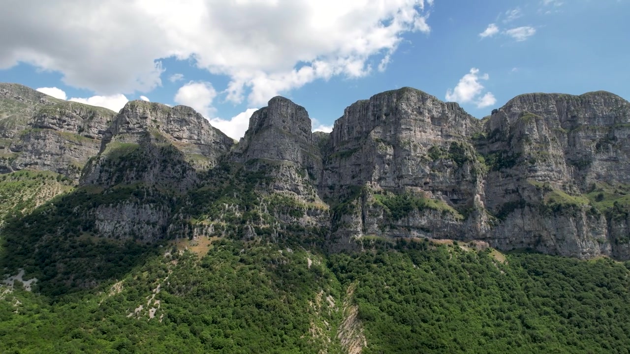 Nuages au-dessus des Tours d'Astrakas à Papigo Zagorochoria, Grèce. Hyperlapse aérien en travelling, montagnes d'Épire, nature grecque.
