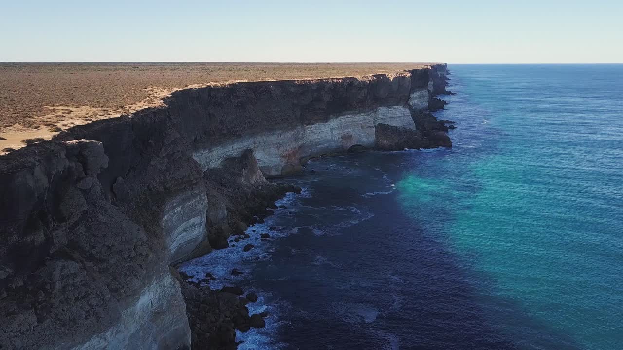 호주 만곡에서 거대한 석회암 절벽의 아름다운 전망과 해안에 부서지는 인도양의 파도