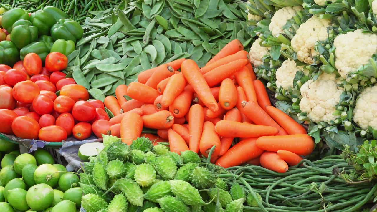 지역 시장에서 신선한 채소와 과일