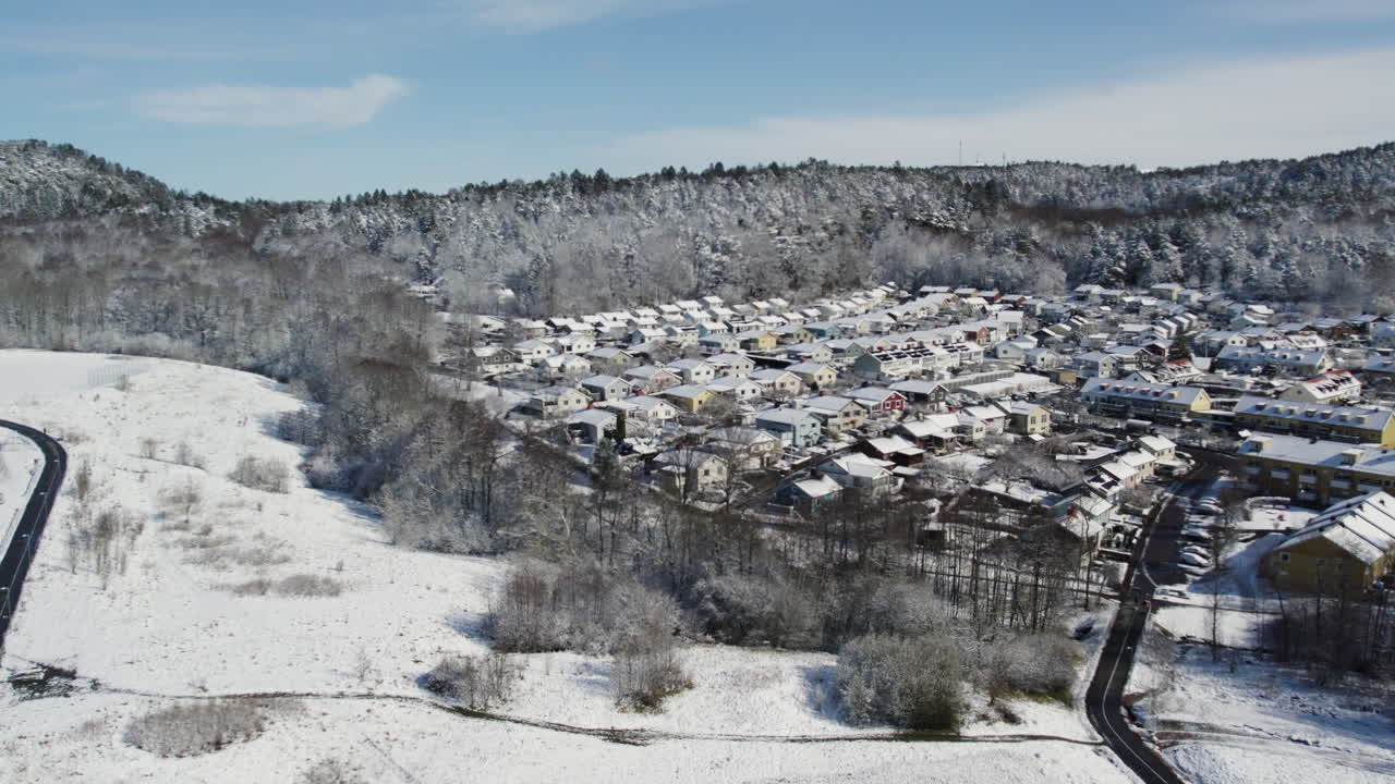 barrio de la villa escandinava cubierto de nieve, escena de invierno, vista aérea