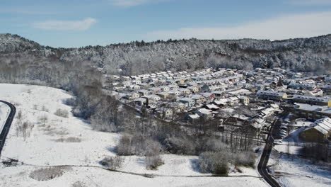 Barrio-De-Villas-Escandinavas-Cubierto-De-Nieve,-Escena-Invernal,-Vista-Aérea