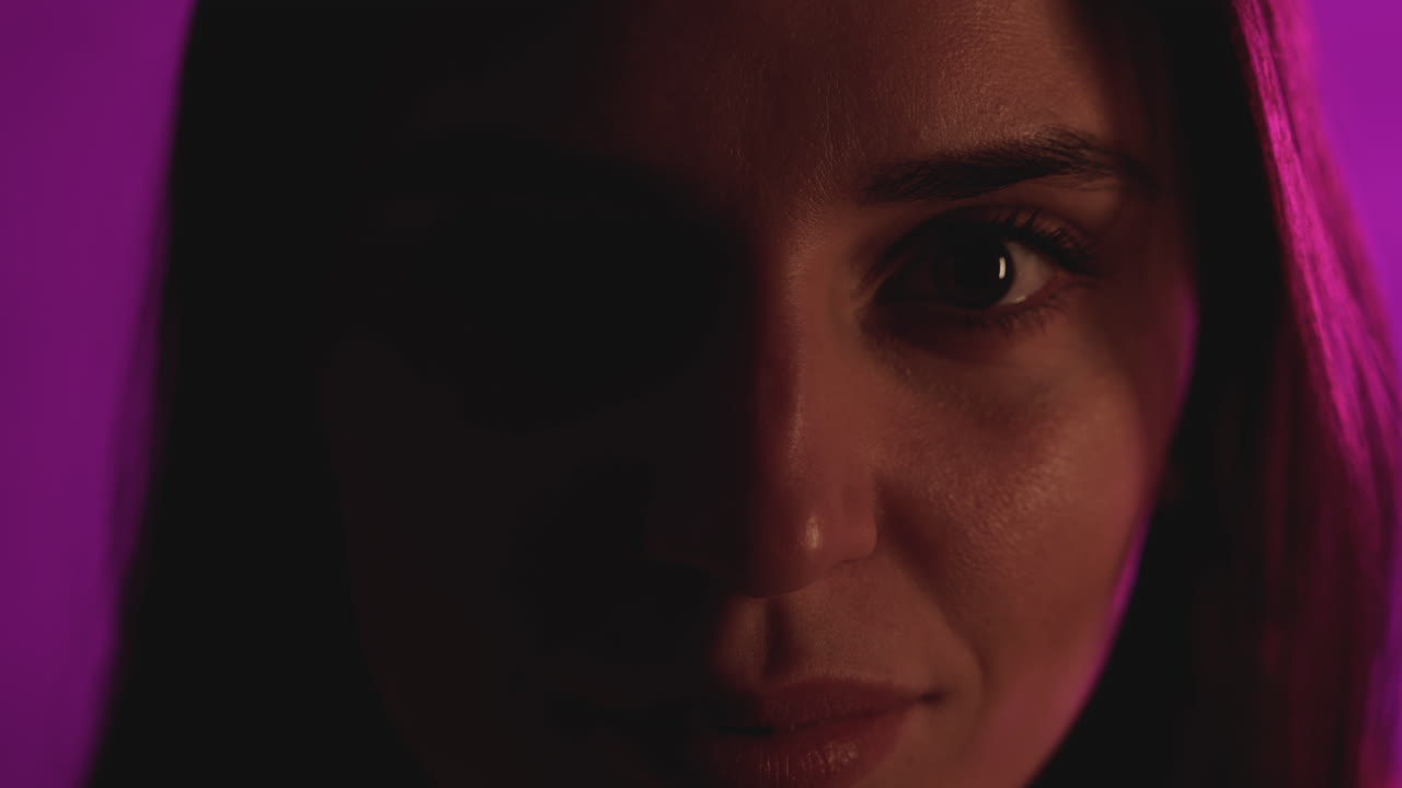 primer plano retrato de mujer joven sobre un colorido fondo de luz de neón