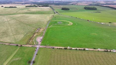 Stonehenge,-Inglaterra,-Reino-Unido,-Vista-Aérea-De-Una-Ubicación-Prehistórica-Con-Estructura-De-Piedra-En-Un-Paisaje-Verde