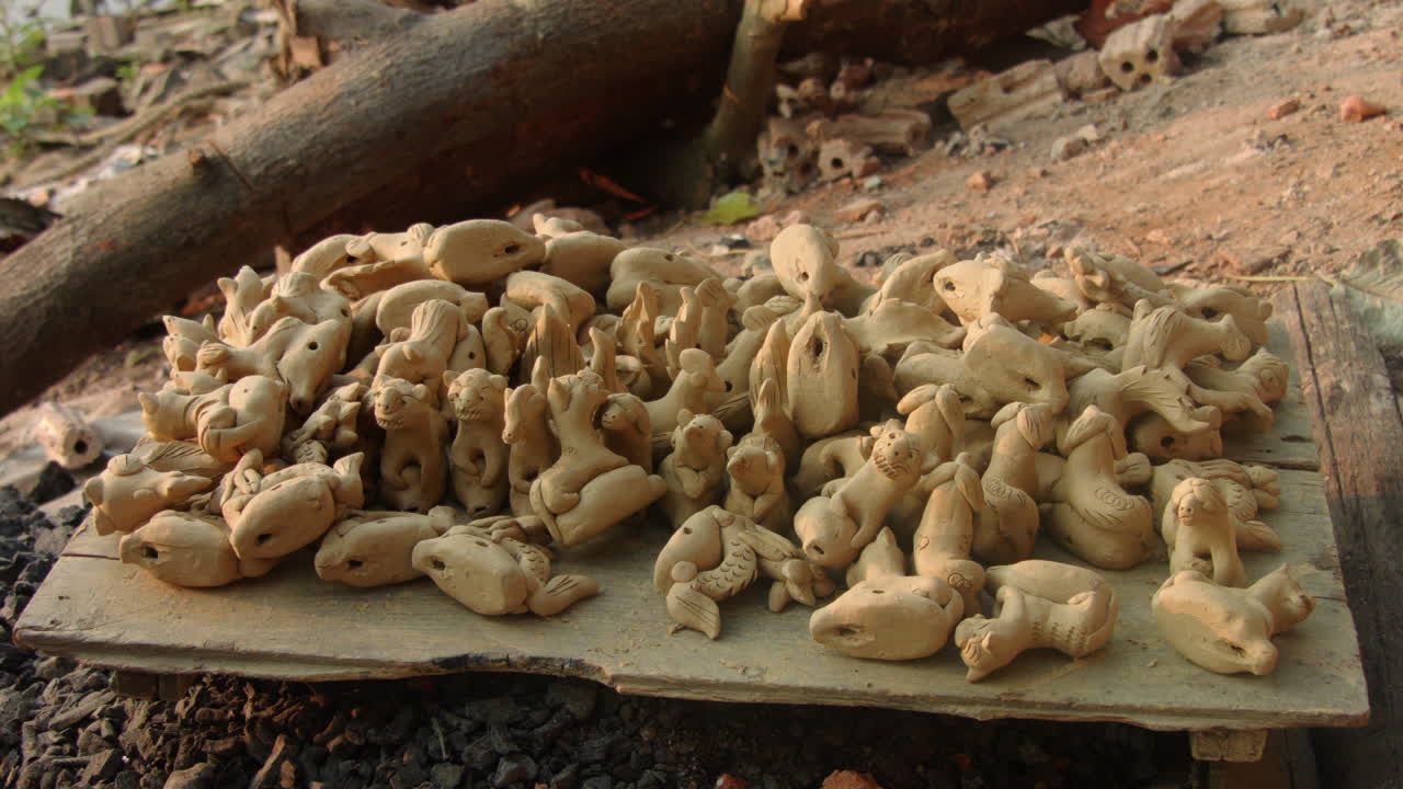 베트남 탄하 도자기 마을에서 새로 만든 점토 동물 피리 더미는 전통 도자기 장인 정신을 보여줍니다.