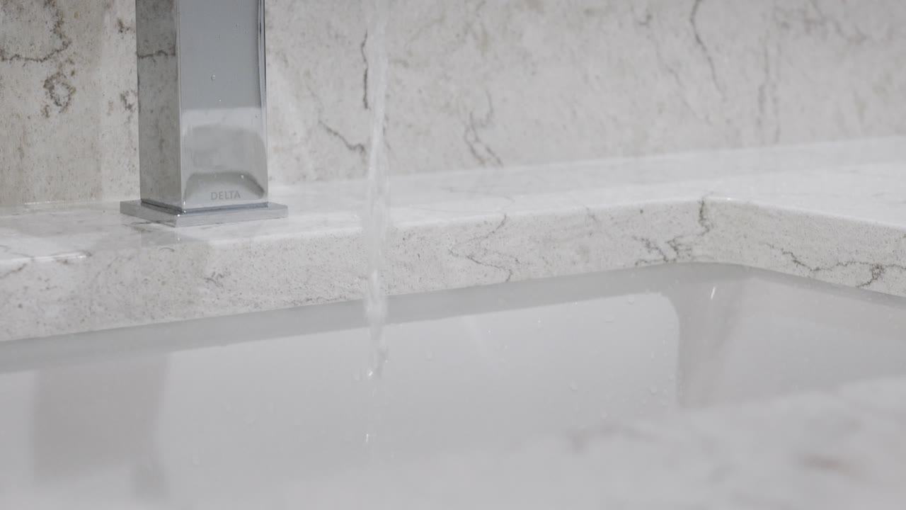 Slowmotion, der falder ned ad vandfaldet.