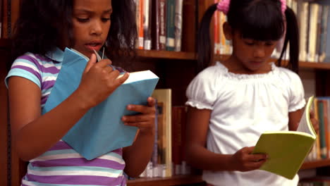 Nette-Schüler-Lesen-In-Der-Bibliothek-