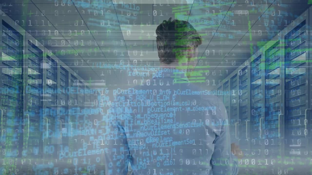 animación del procesamiento de datos sobre el hombre de negocios en la sala de servidores