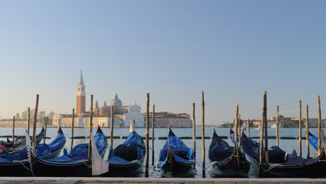 Muchas-Góndolas-En-Venecia,-Italia.