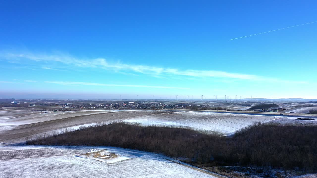 vista aérea de tierras de cultivo nevadas en la región vinícola cerca de zistersdorf en weinviertel, baja austria