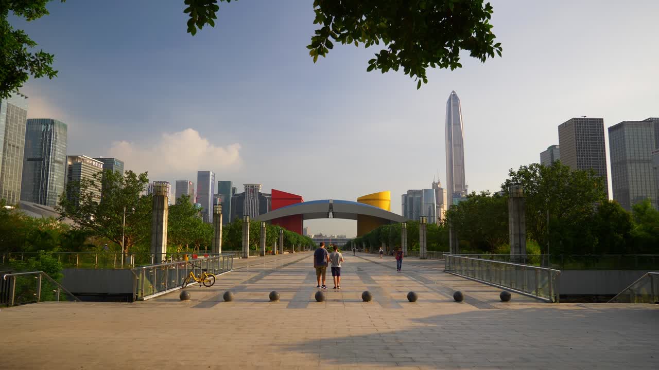 soleada ciudad de shenzen megatall centro cívico plaza del parque cámara lenta vista a pie 4k china
