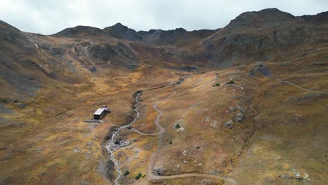 Vista-Aérea-De-Una-Casa-En-Las-Montañas