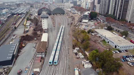 Luftaufnahme-Von-Zwei-Gehrungszügen-Auf-Gleisen-Am-Retiro-Bahnhof-In-Buenos-Aires