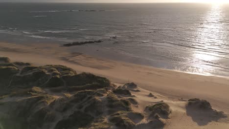 Vista-Aérea-Al-Atardecer-De-La-Playa-De-Ofir-Con-Dunas-De-Arena-Y-Océano-En-Esposende,-Portugal