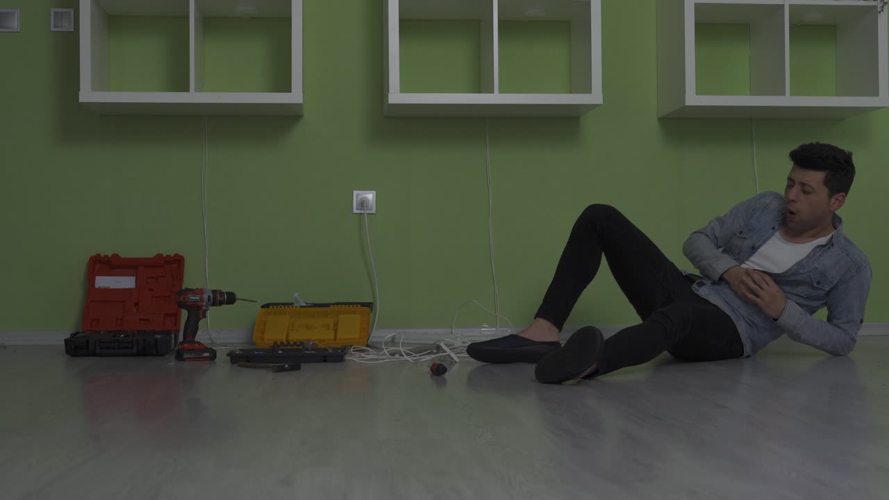 집의 소켓을 고치려고 할 때, 무능한 십대는 전기 충격을 받고 전기가 끊어집니다.