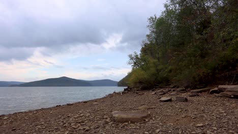 Zeitraffer-Von-Bergen-Und-Wolken