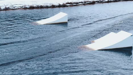 Wakeboarder-Deslizándose-Por-El-Agua-En-Condiciones-De-Nieve