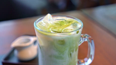 latte de té verde matcha en el restaurante cafetería