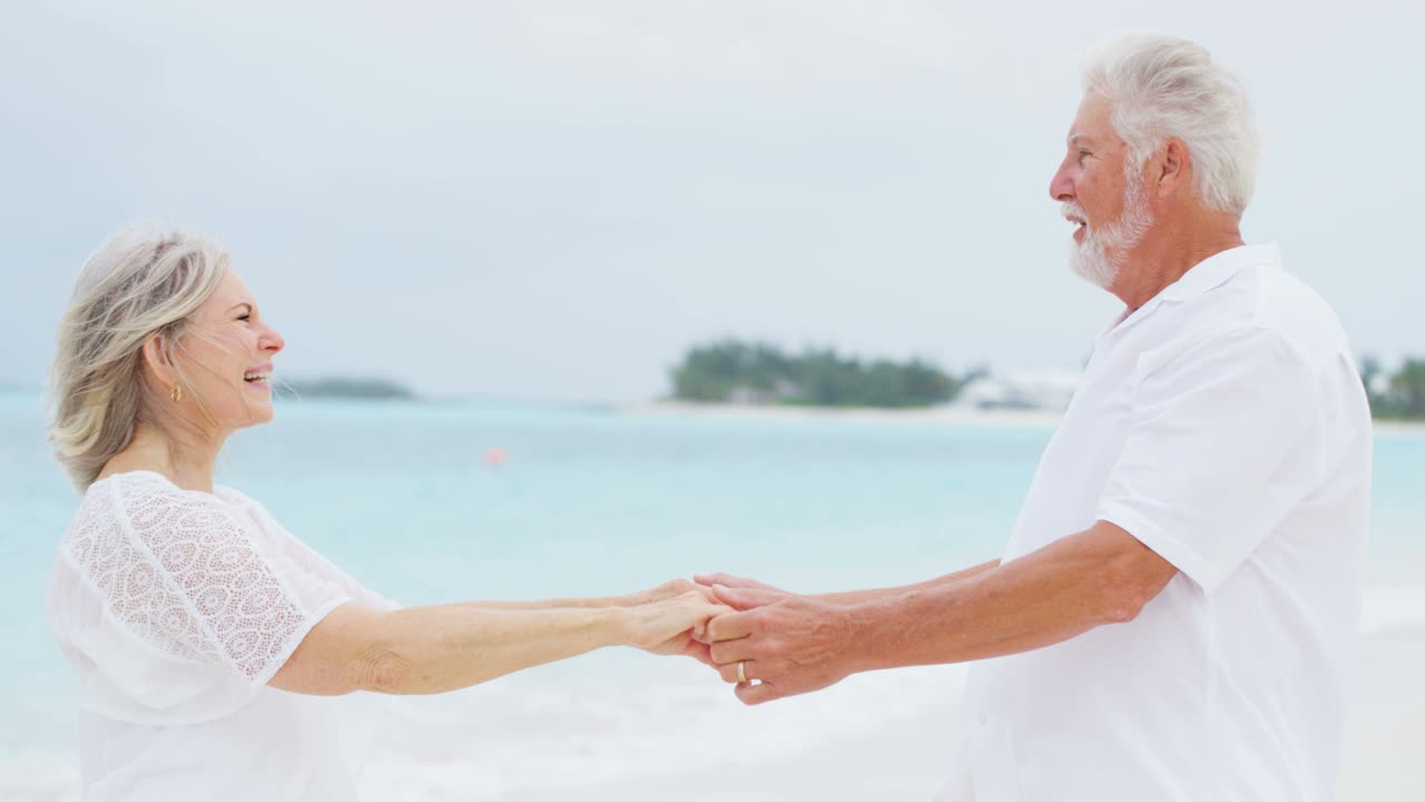 백인 은퇴 커플이 열대 해변에서 야외에서 춤을 춘다