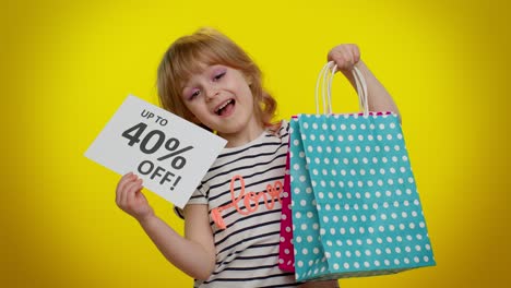 Niña-Niña-Mostrando-Bolsas-De-Compras-Y-Hasta-Un-40-Por-Ciento-De-Descuento-En-Texto-De-Banner-De-Inscripciones,-Viernes-Negro